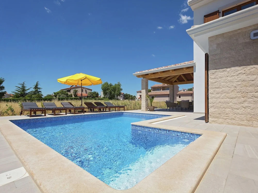 Seaside Villa With Swimming Pool in Funtana