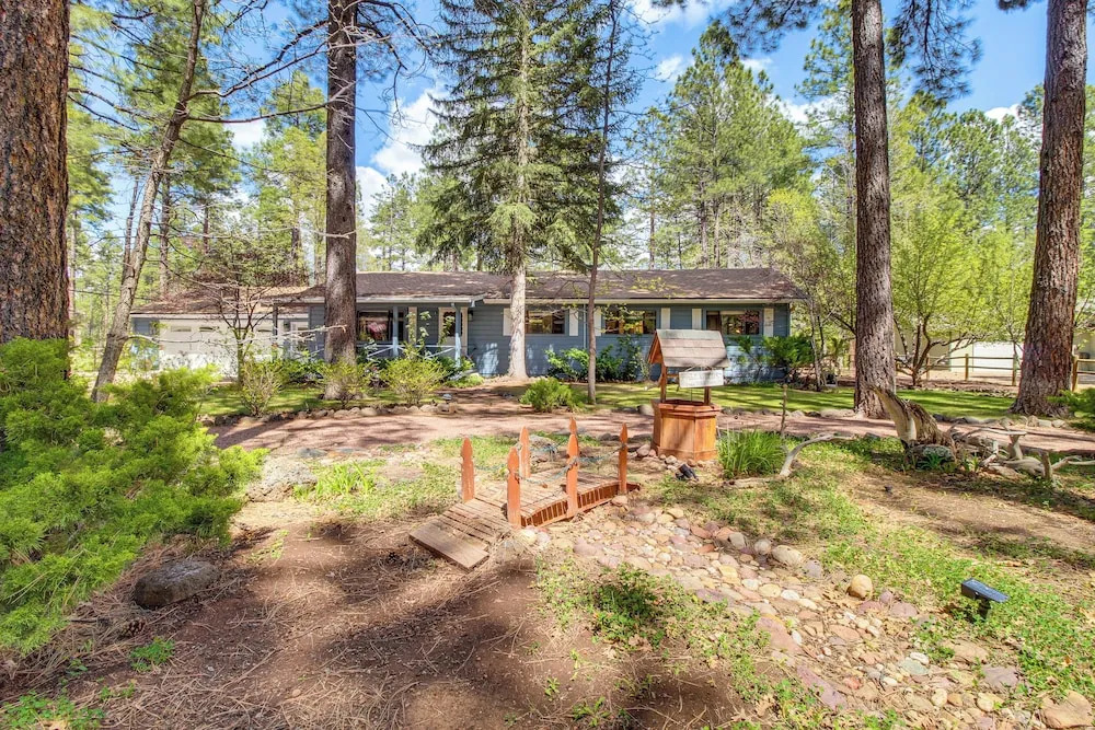 Deck + Pool Table: Pinetop-lakeside Nature Escape