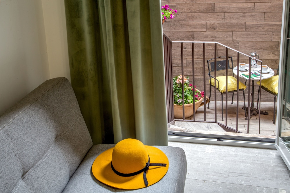 GCF Luxury Suites, Guest house
