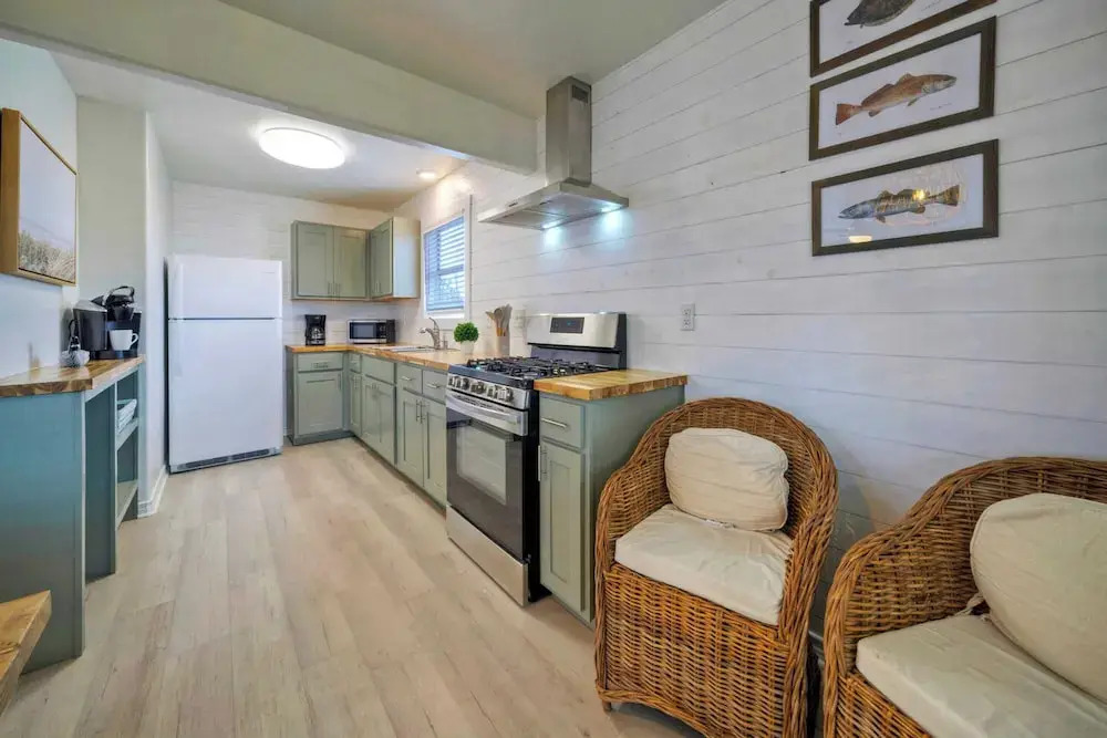 Dual Port A Cottages 2 Complete Homes Walk to the Beach + Patio Fully-equipped Kitchens