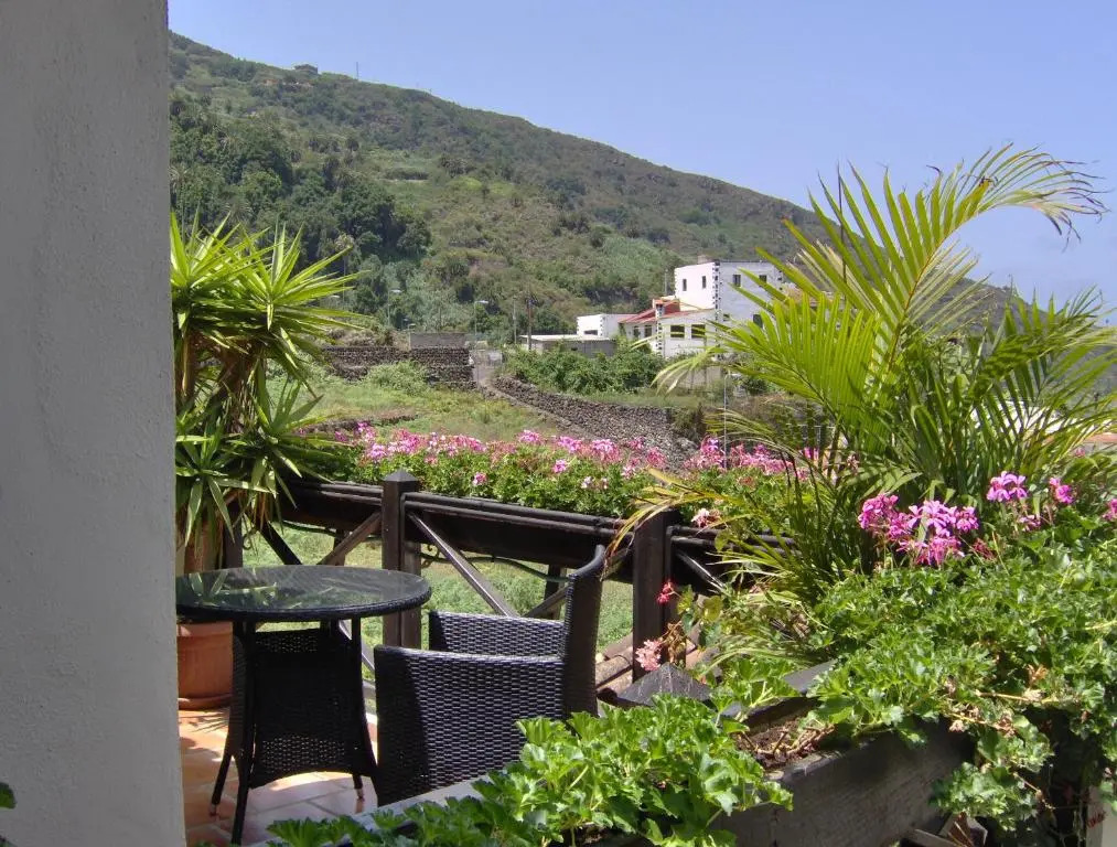 Rustic Holiday Home With Balcony and sea View