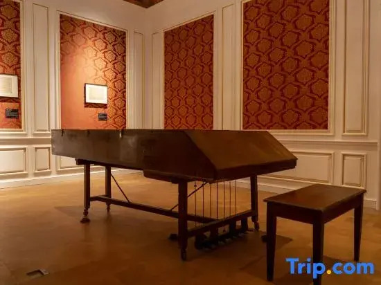 Yanguan Music Lead Vocal Resort Hotel