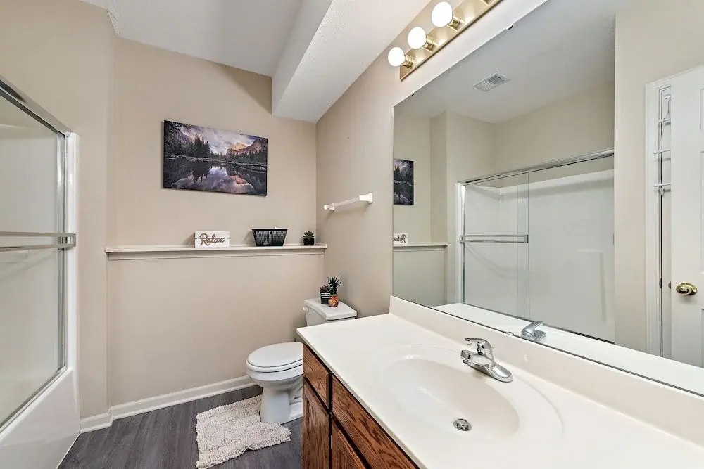 Beautiful Townhome 11 Minutes To Downtown 3 Bedroom Townhouse