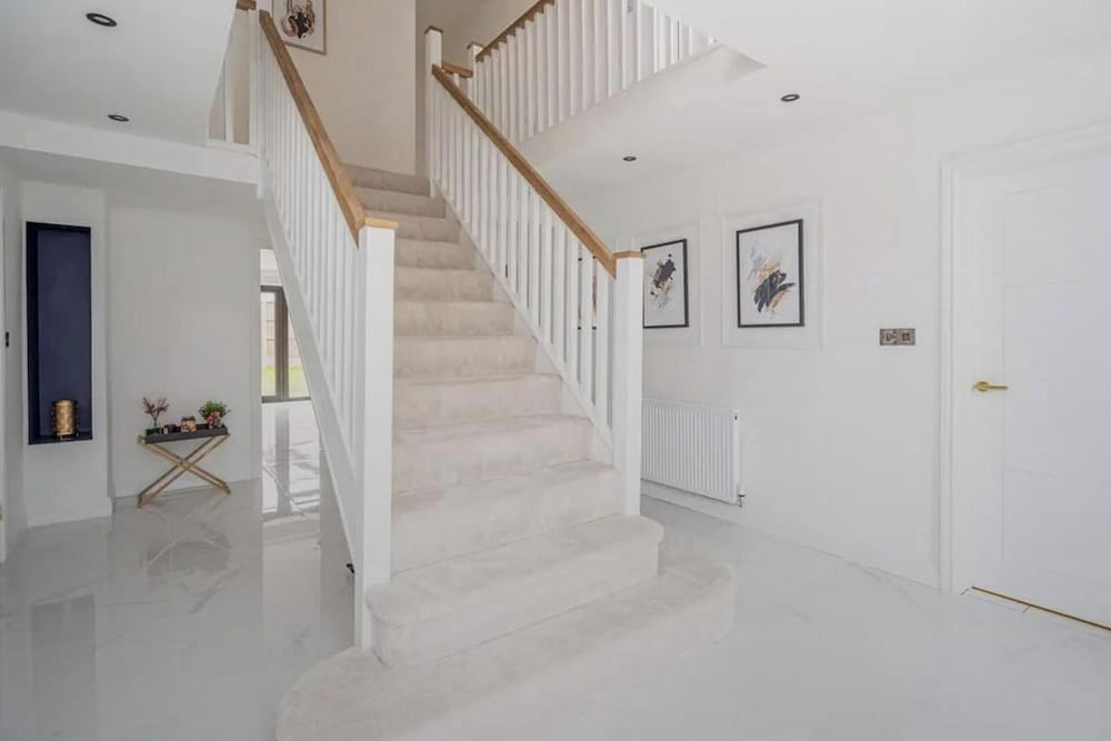 8 Bedroom House Sleeps 20 - Private Garden