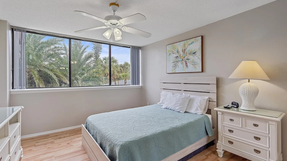 Hawk's Sea Nest 2 Bedroom Condo by RedAwning
