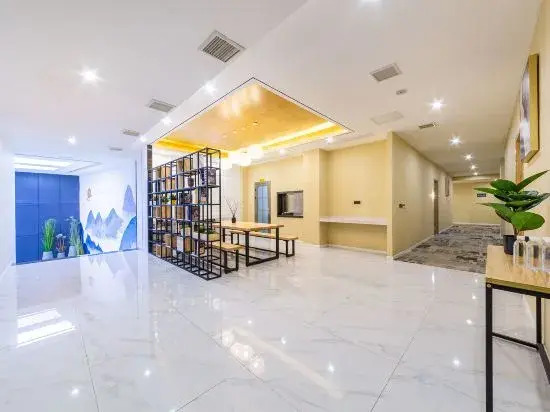 Lanxi Light Luxury Cinema Hotel (Zunyi Ningbo Road Branch)