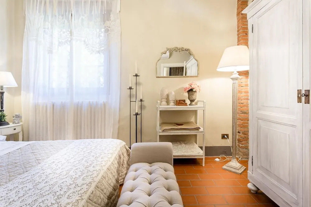 Rosyabate Cottage, with Private Garden and views between Lucca and Pistoia