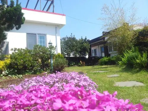 Yeojamani Guesthouse (Female Only)