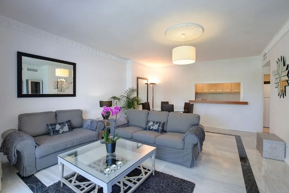 Beach Front Apt, Puerto Banus, Family Freindly, Free Wifi /parking.pools, Aircon