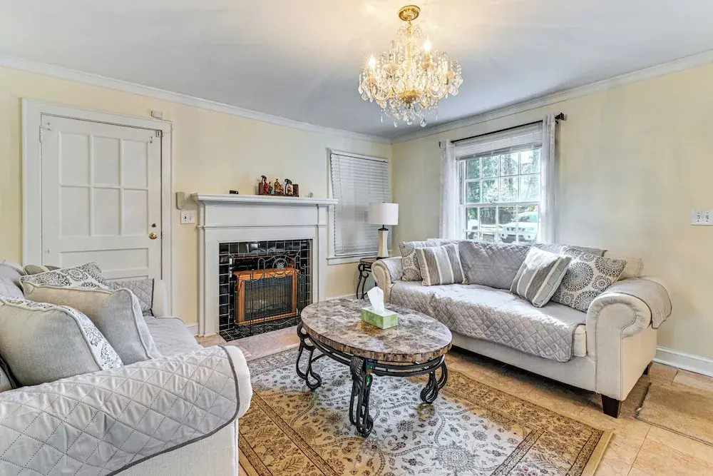 Great for Families! 1-acre Hideaway in Charlotte