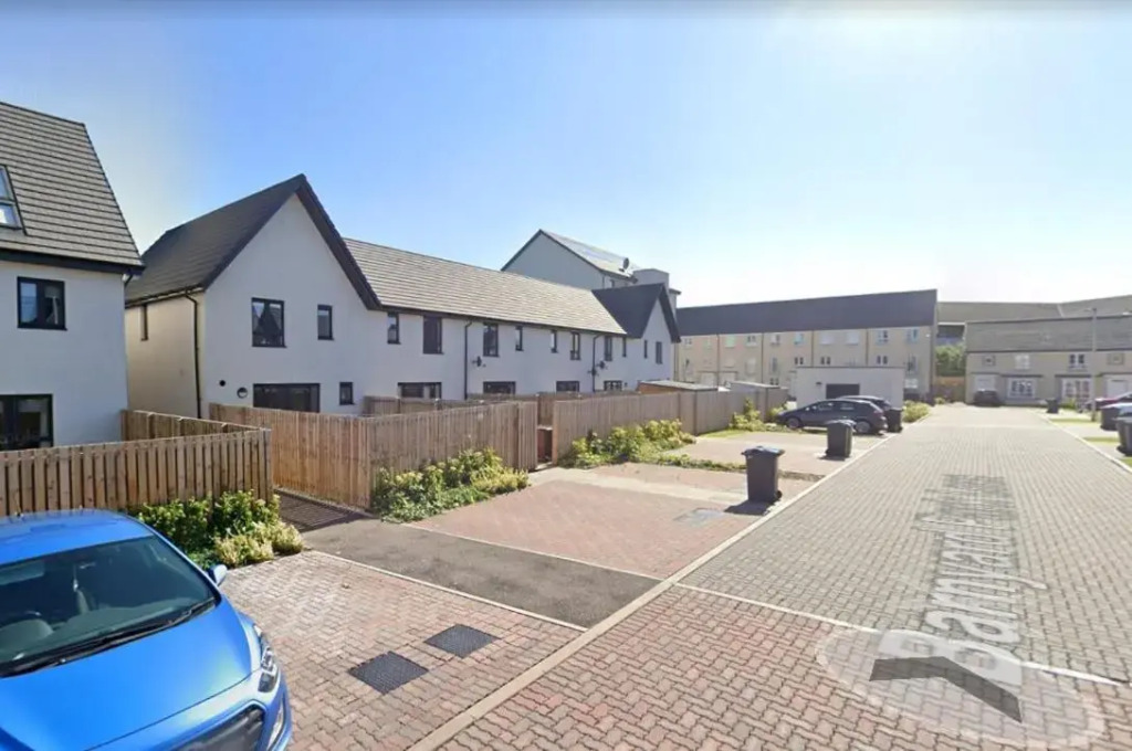 Newbuild - 3 bedrooms, 2 baths,5 mins from airport