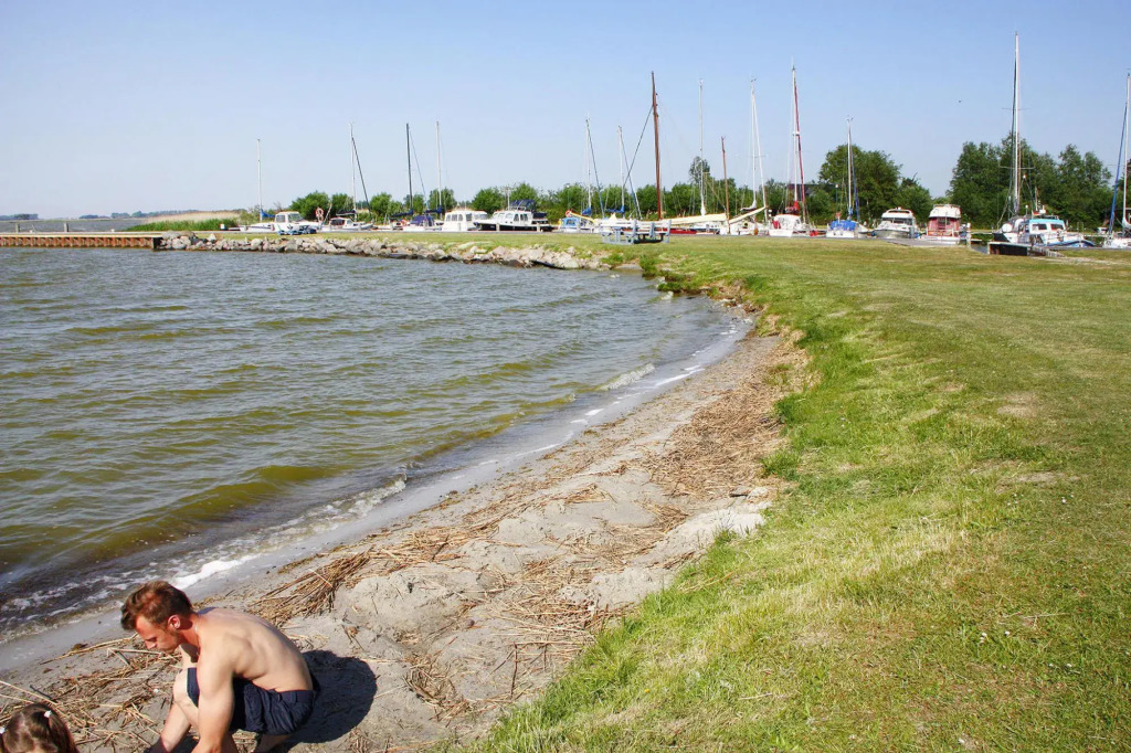 Doppelhaushaelfte am Hafen von Neuendorf
