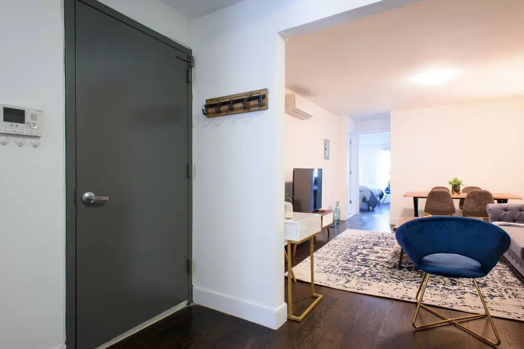 39-3 Newly Renovated 3 BR Prime Midtown Sleeps 6