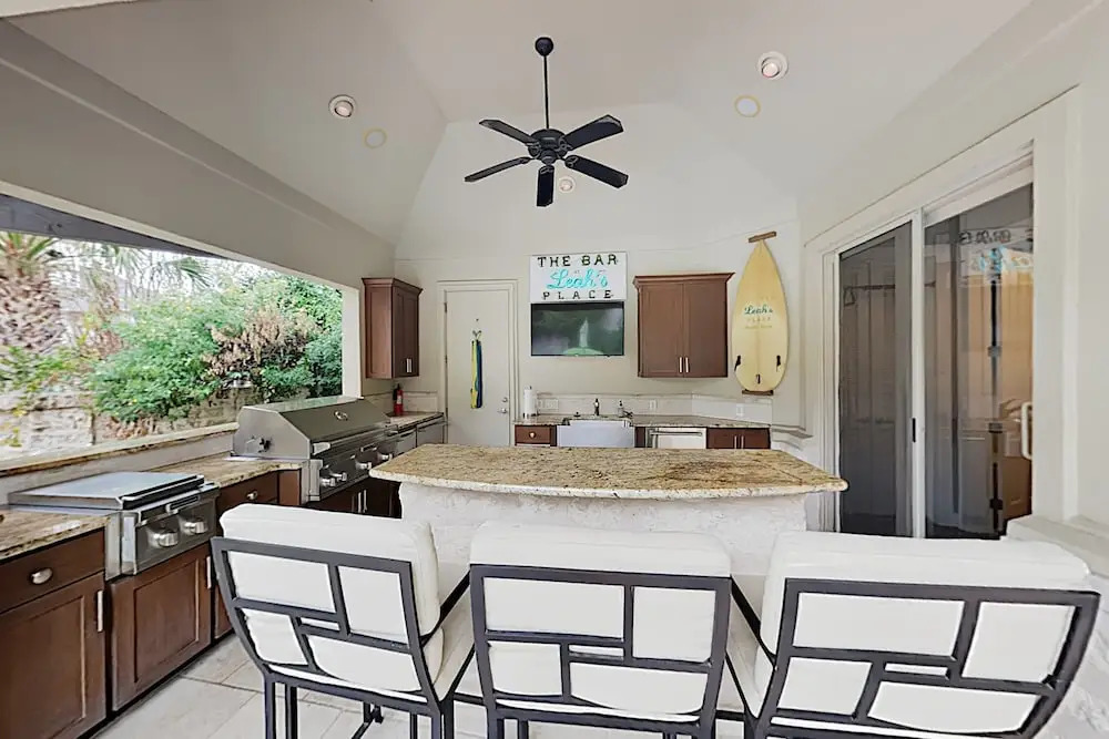 West Lake Wonder W/ Private Pool & Outdoor Kitchen 6 Bedroom Home