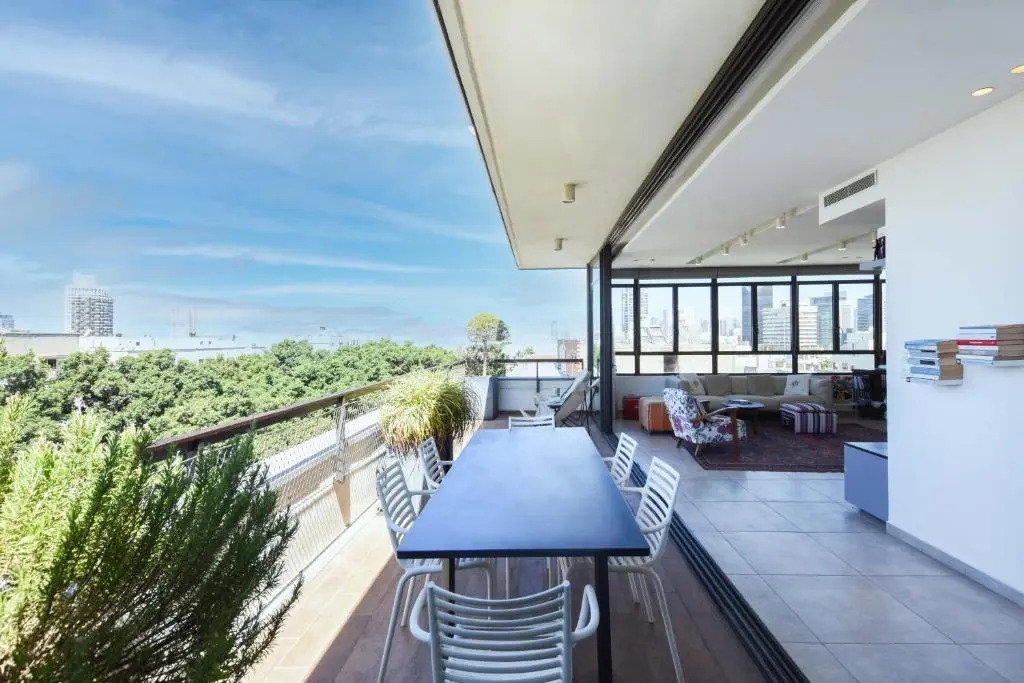 Stylish 2BR in Rothschild 128 by HolyGuest