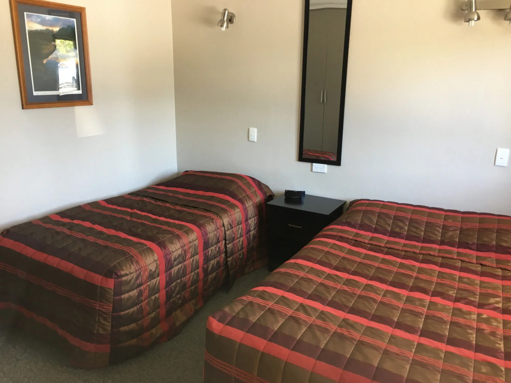 Lakeside Motel & Apartments