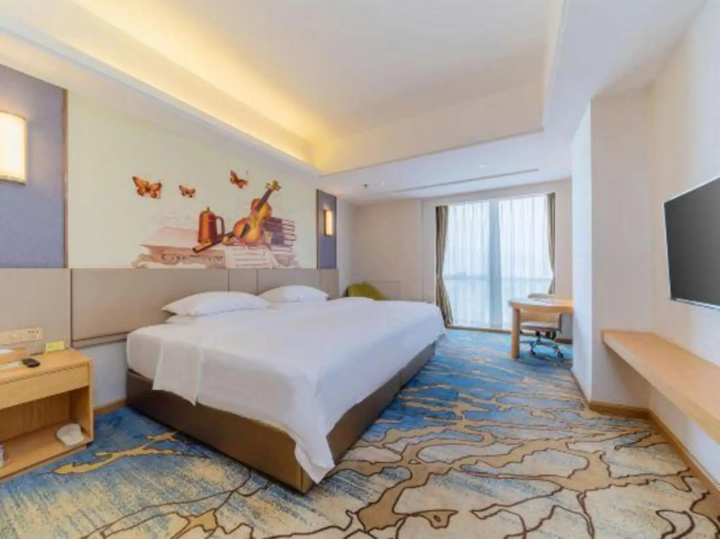 Vienna International Hotel (Zhaoqing Center Lake-view)