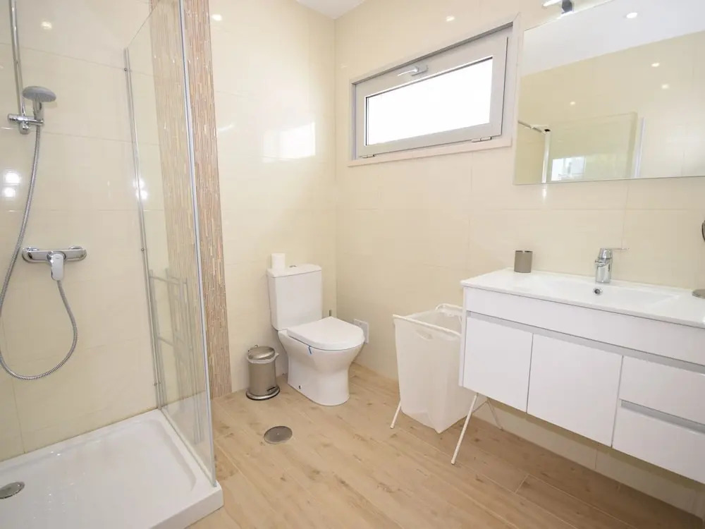 Villa in Foz do Arelho With Pool & Beach