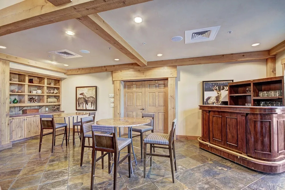 Bright + Scenic 2br - 7ppl Steps To Ski Lifts + Main Street 2 Bedroom Condo by RedAwning