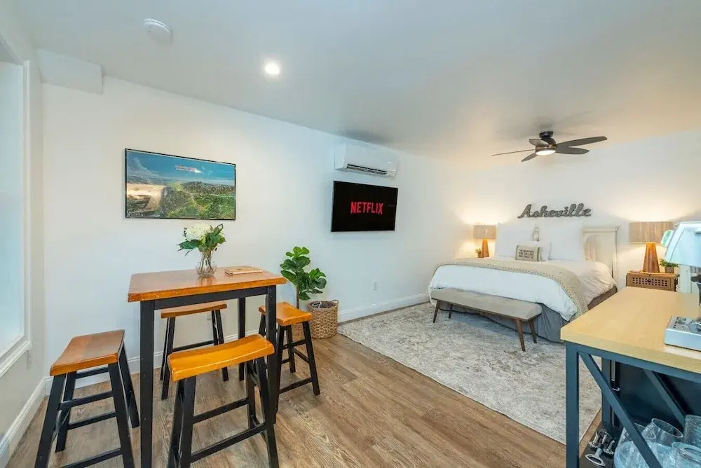 Pet Friendly Studio Near Biltmore w Espresso bar