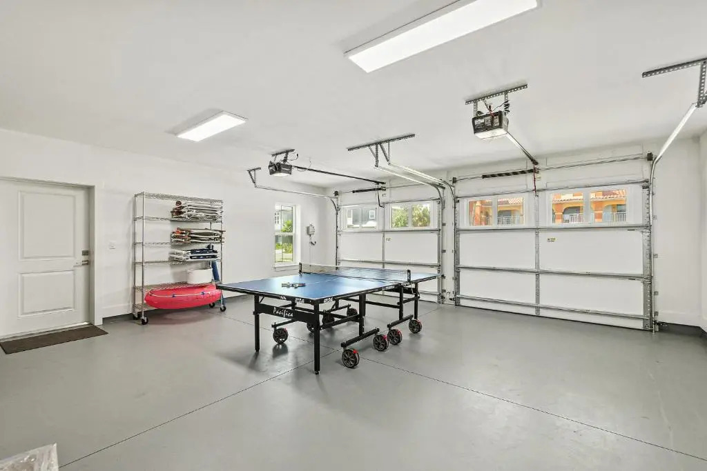 Endless Summer Oasis- Luxury 5br, heated pool, elevator, steps to ocean!