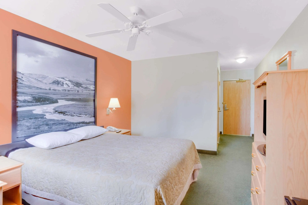 Super 8 by Wyndham Cooke City Yellowstone Park