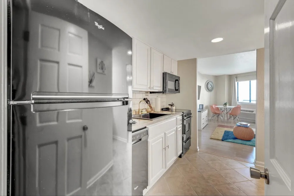 Beachfront, Two Queen Beds, Pool, Hot Tub, Free Parking 1 Bedroom Condo