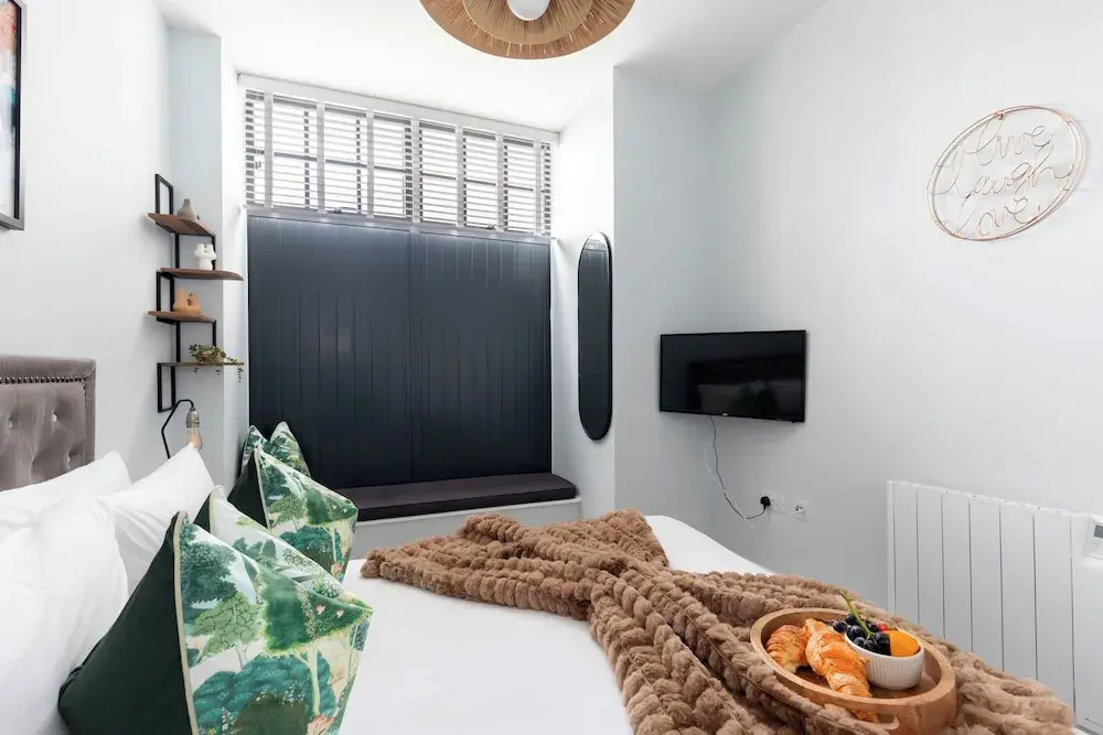 Elliot Oliver - Stylish 2 Bedroom Town Centre Apartment