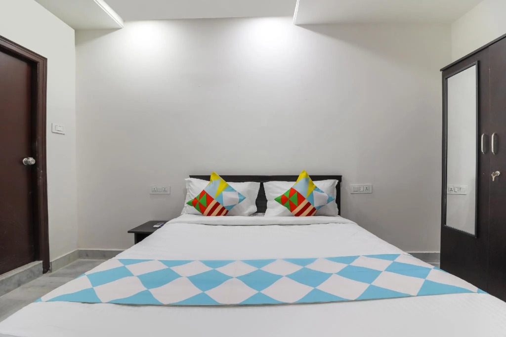 OYO Flagship 75583 Thatipally Mansion