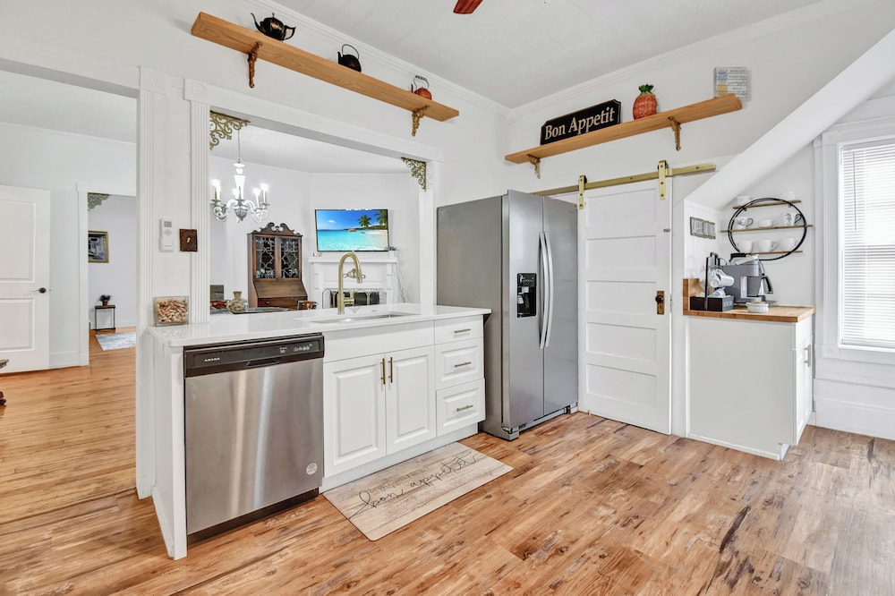 Walk to Downtown Near Beaches Cozy Historic Retreat