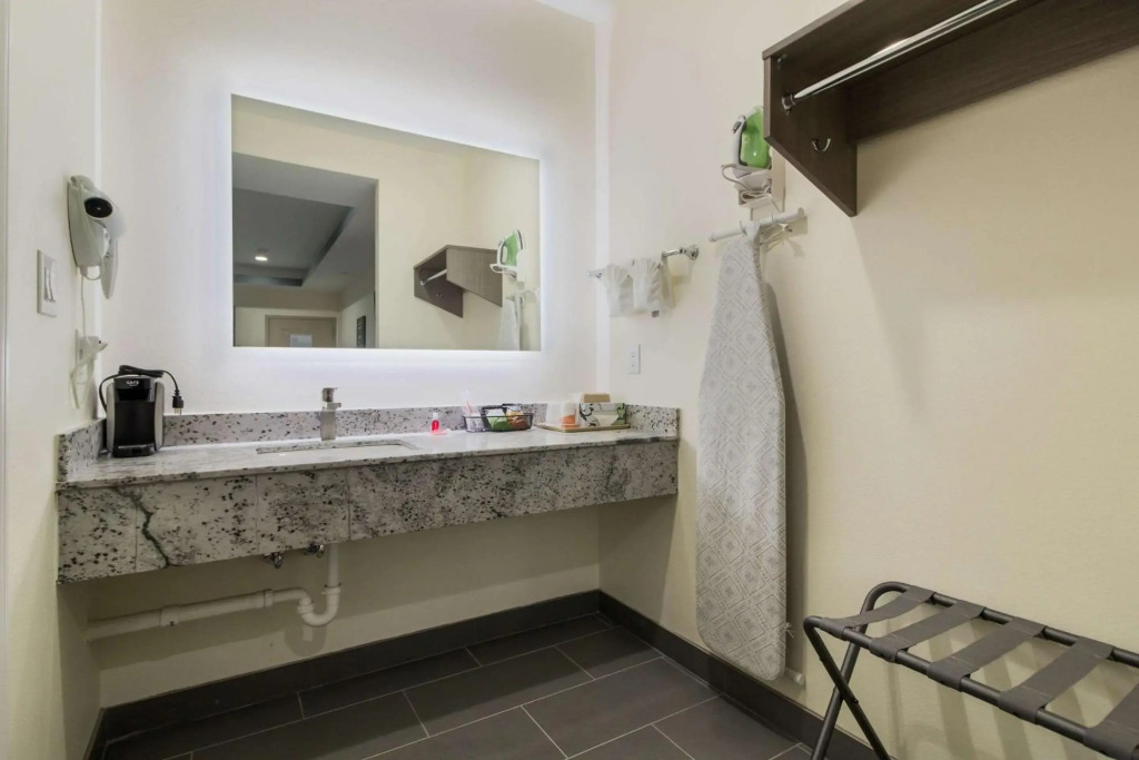 Regency Inn And Suites
