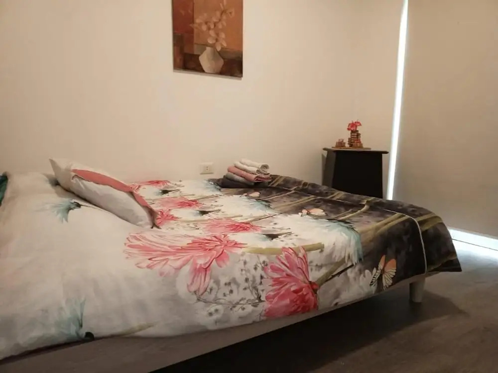 1 Bed Chalet - Sleeps 2 - Pets - Pool - Parking