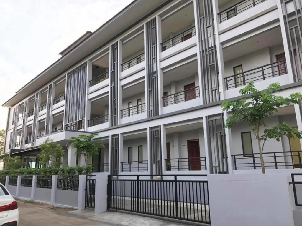 Parisa Place Hotel