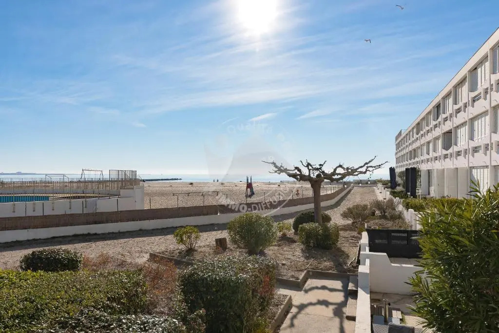 AS21518 - P3 Dans une résidence direct sur la plage avec vue mer et piscine