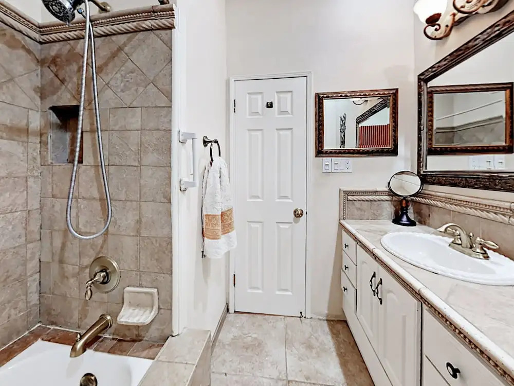 Charming Lake Balboa - 3 Br Home