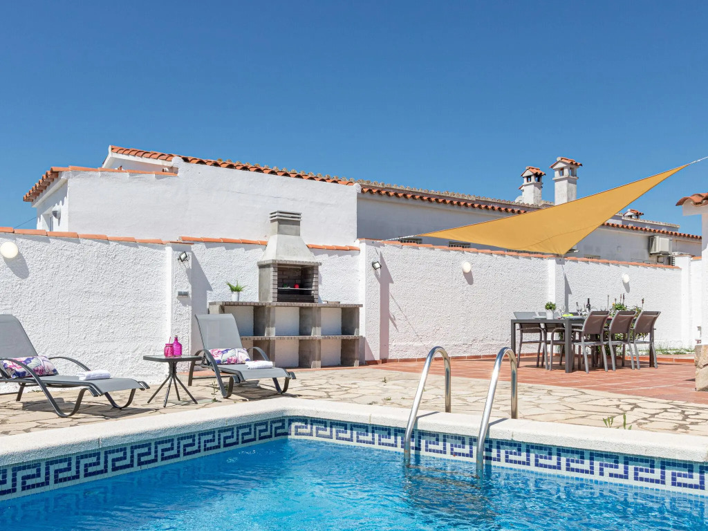 Villa in Empuriabrava With Private Pool & Mooring