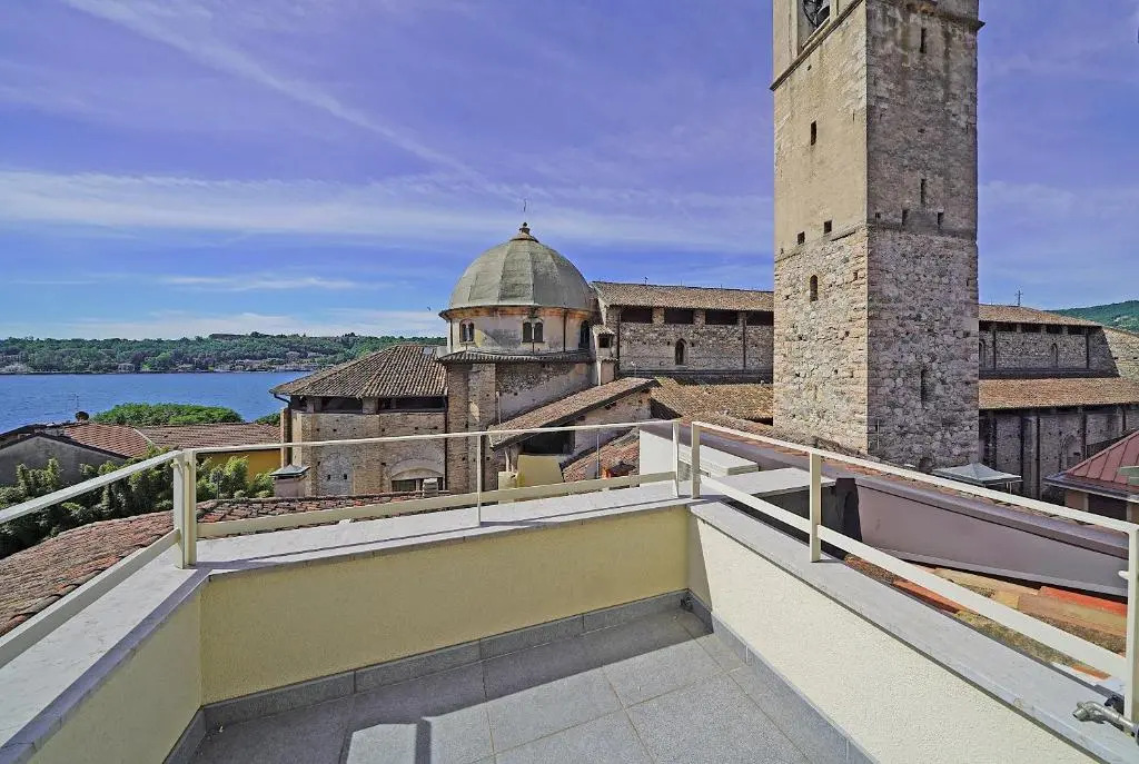 Una finestra vista lago