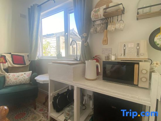 R and B Cosy Cabin
