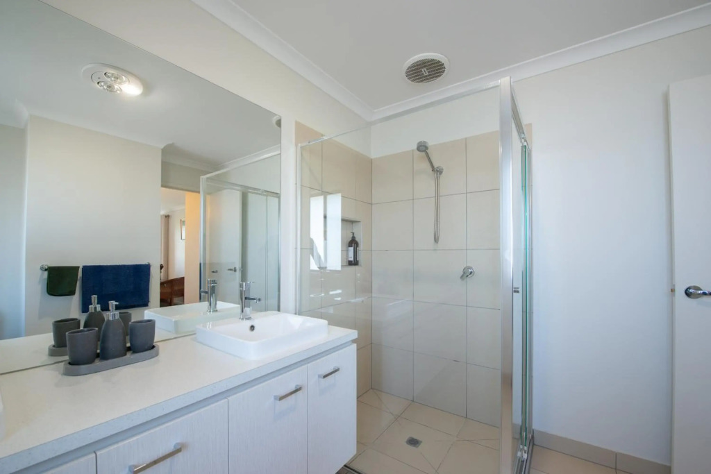 Seabreeze Haven -Wifi, Netflix, pet friendly beach house