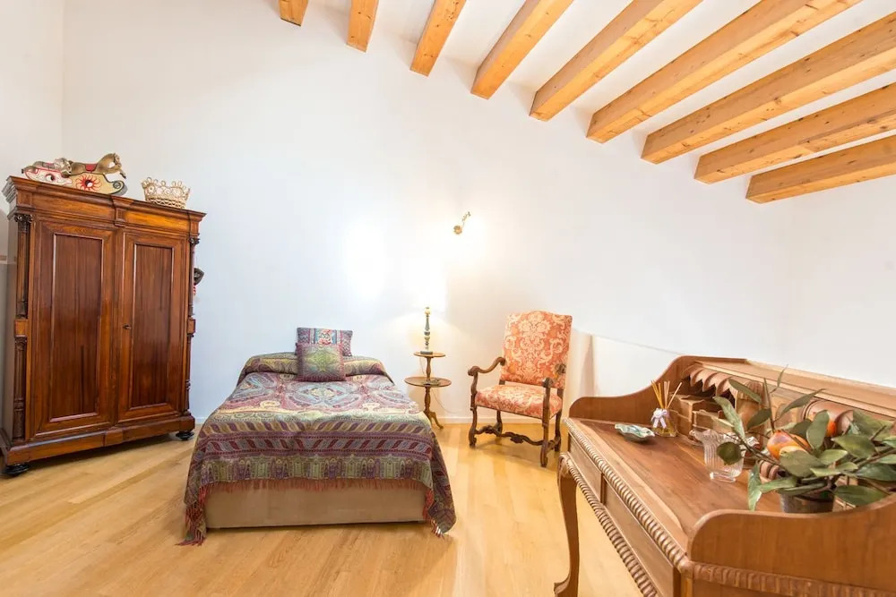 Charming Apartment in the City Center by Wonderful Italy
