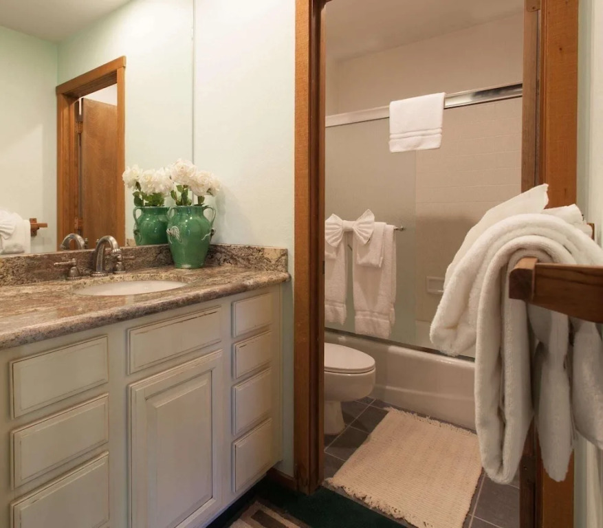 Snowcreek #320 Spacious, 3 bedroom + loft in Snowcreek phase 2 . Sleeps 10. Amazing Views