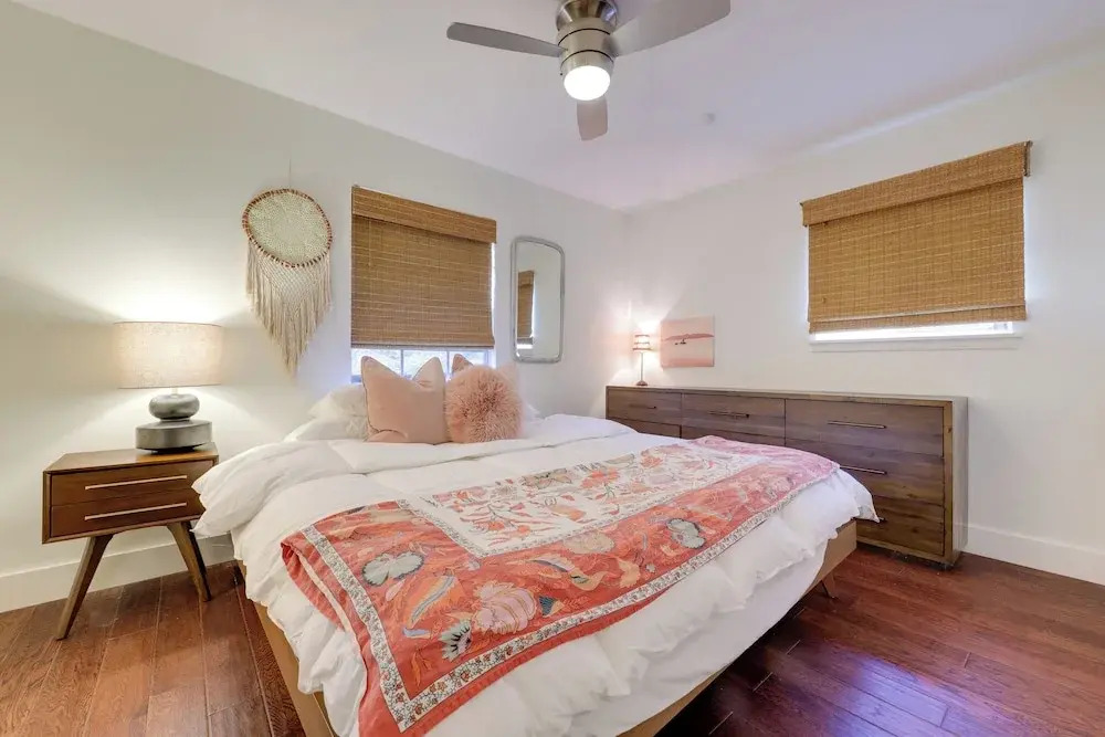 6 Mi to Dtwn Austin: Home w/ Screened Porch & Yard