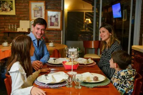 Bernies Bed & Breakfast , A 3 KILOMETROS DEL AEROP EZEIZA, VAN ,IN-OUT, FREE EZEIZA AIRPORT