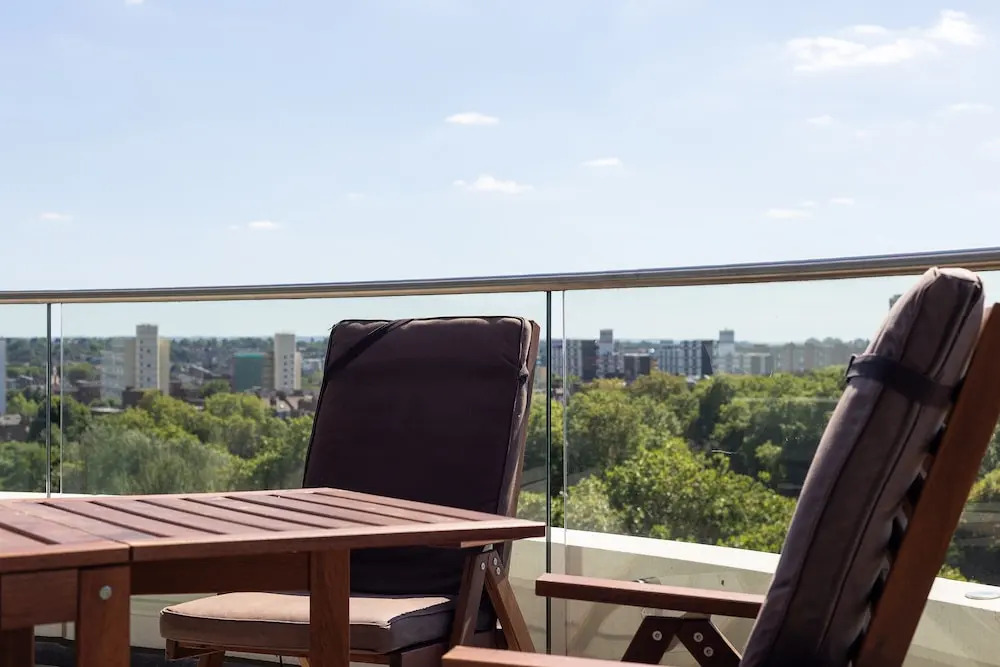 Modern 2 Bedroom Flat With Stunning Views