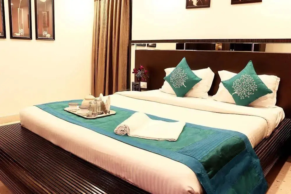 OYO Premium Harish Mukherjee Road