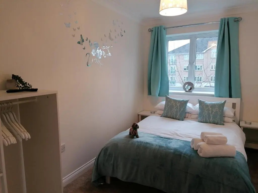 Luxury Modern 2 Bed Apartment, FREE UNDERCROFT PARKING 2,1m max