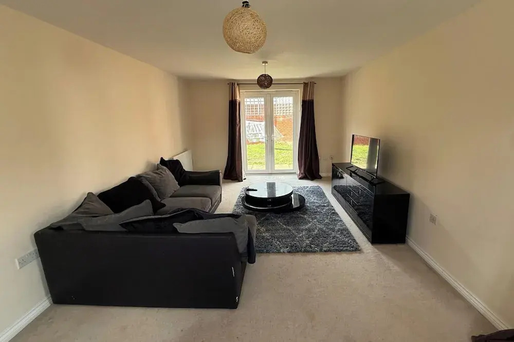 4 Bedroom House Sleeps 8 - Free Parking - Garden