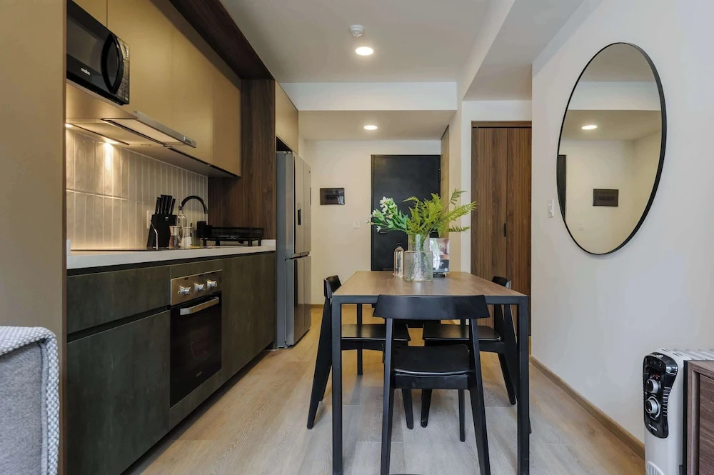 w Striking 2BR in the Heart of San Rafael
