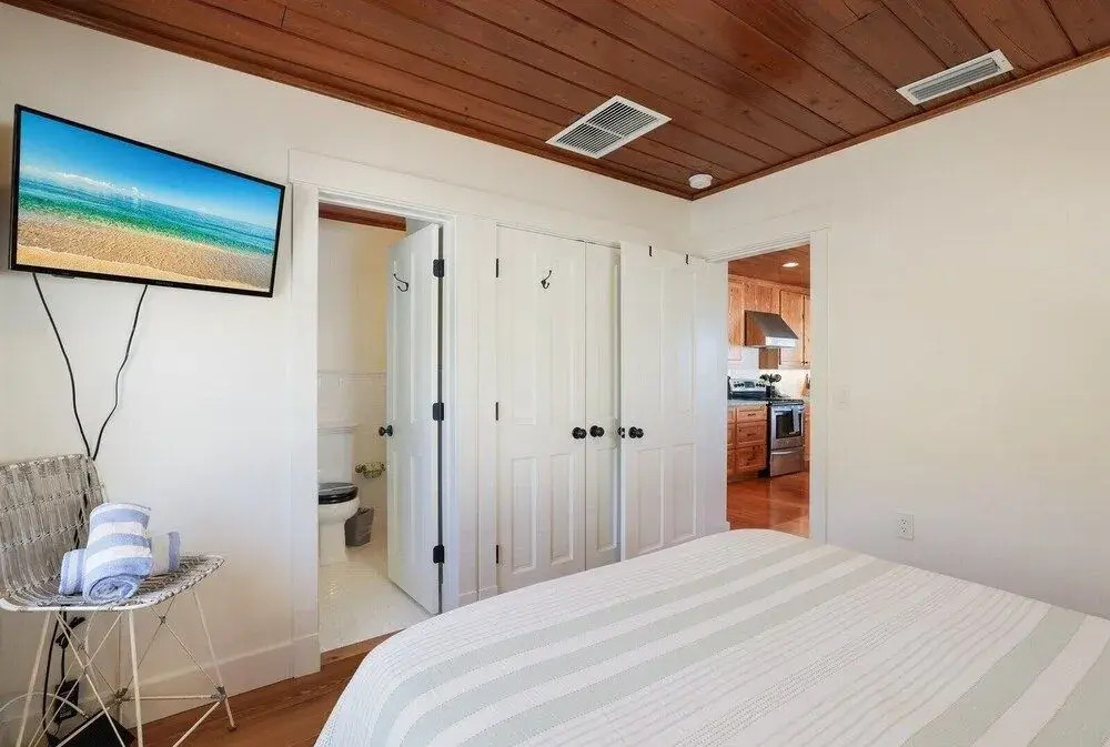 The Beach House 2 2 Bedroom Home by RedAwning