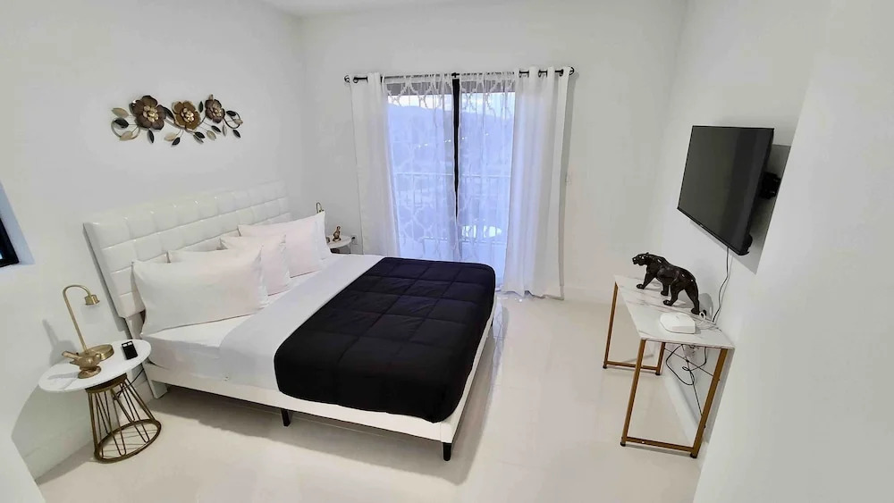 Green Luxurious 5BD Jungle House by FL Keys MIA
